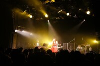 写真はワンマンツアー「TOKI ASAKO LIVE 'Gift ～god bless you!～'」東京公演の様子。