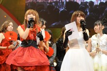 写真左から高橋みなみ、大島優子。 (C)AKS