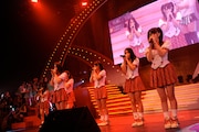 白組「スカート、ひらり」 (C)AKS
