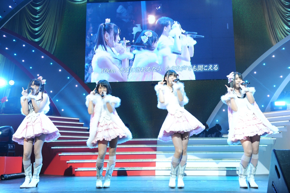 紅組「ガラスの I LOVE YOU」 (C)AKS