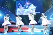 紅組「ガラスの I LOVE YOU」 (C)AKS