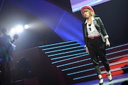 紅組「Beginner アコースティックver.」 (C)AKS