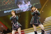 紅組「となりのバナナ」 (C)AKS