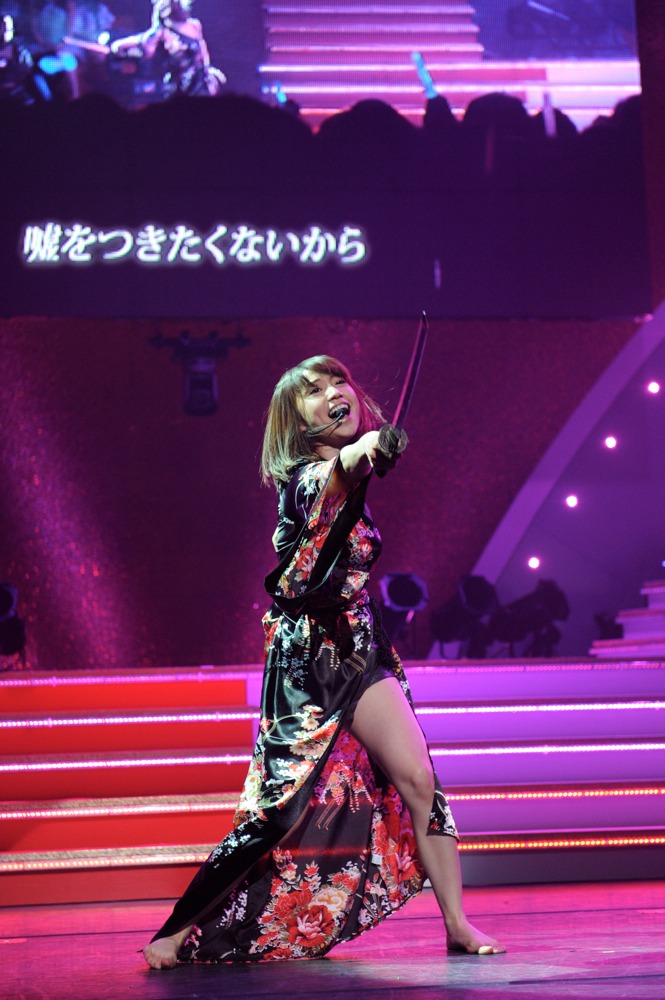 白組「愛しさのアクセル」 (C)AKS