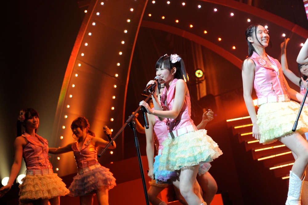 「フライングゲット」を披露するAKB48。 (C)AKS