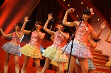 「フライングゲット」を披露するAKB48。 (C)AKS