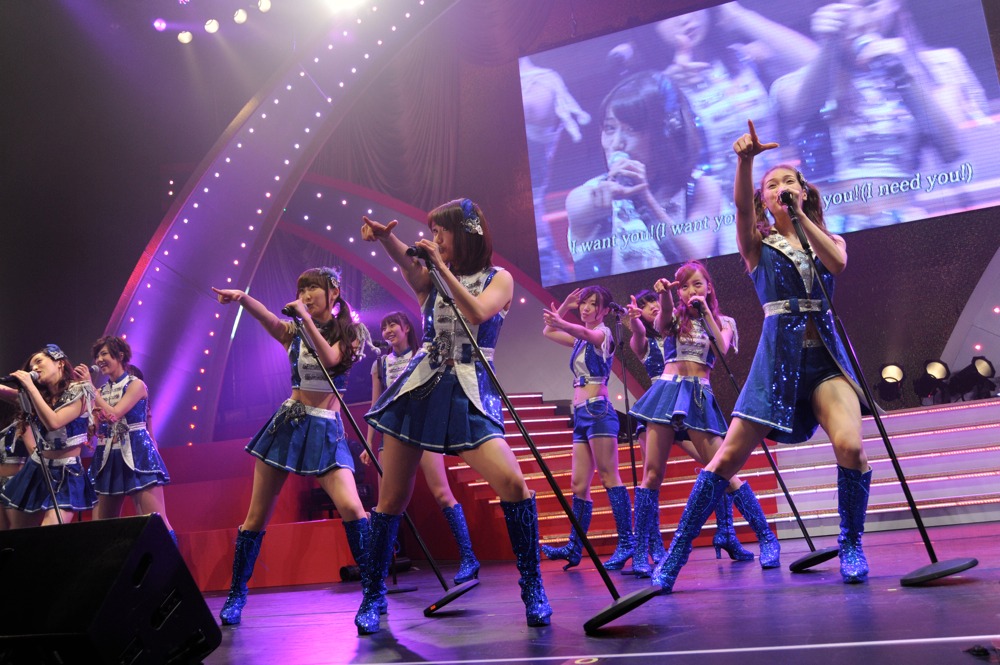 「ヘビーローテーション」を披露するAKB48。 (C)AKS