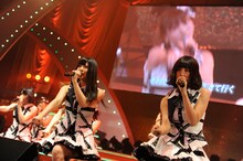 「風は吹いている」を披露するAKB48。 (C)AKS