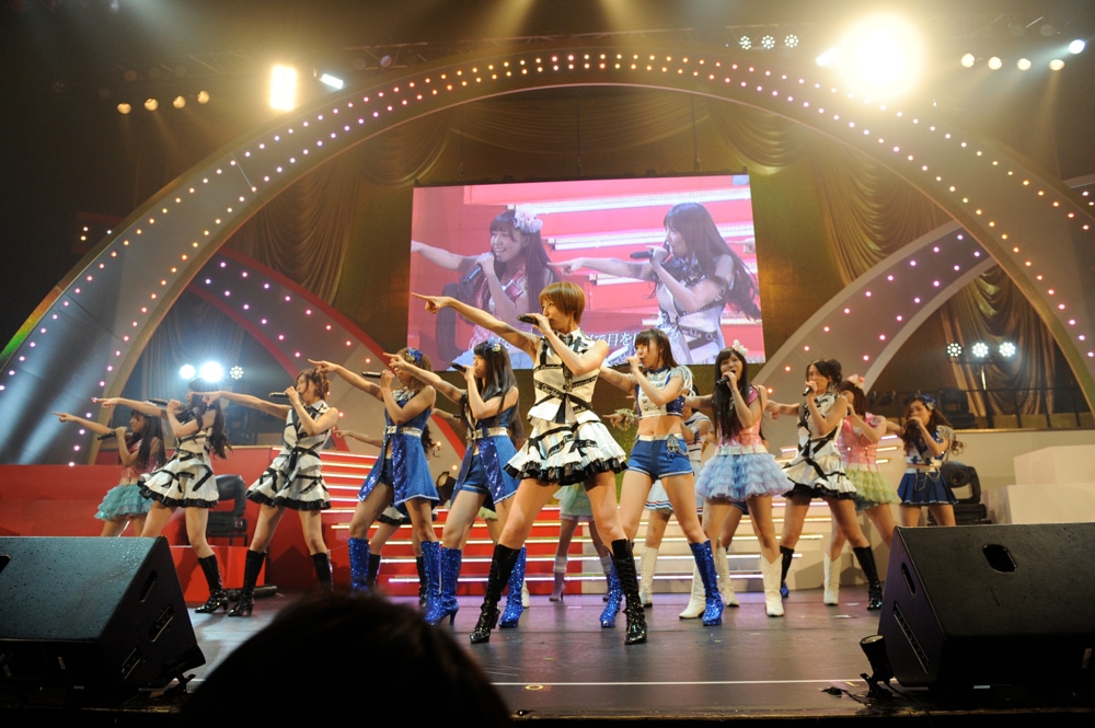 「上からマリコ」を披露するAKB48。 (C)AKS