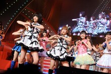 「Everyday、カチューシャ」を披露するAKB48。 (C)AKS