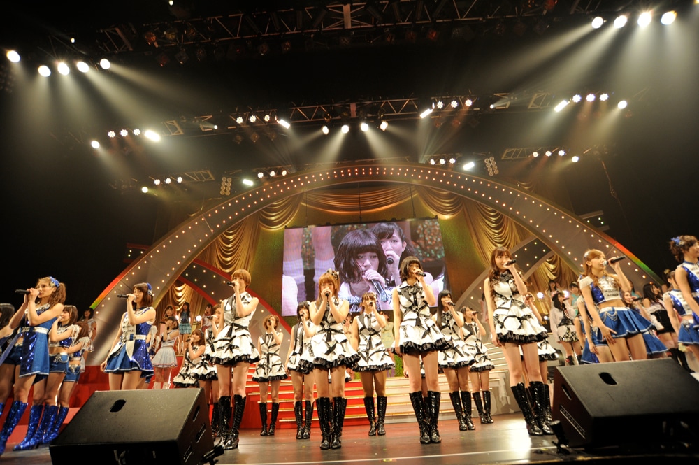 「誰かのために -What can I do for someone?-」を披露するAKB48。 (C)AKS