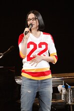 ライブ冒頭「皆さん見てのとおり、お腹ポッコリなんですけれど（笑）。今週で9カ月目に入りましたー！」と元気に報告したアンジェラ・アキ。