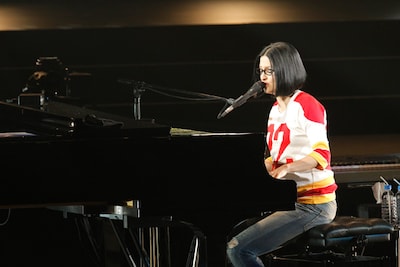 途中では、カバー曲の英語詞を日本語に訳し、わかりやすく解説する「アンジェラ・アキの（勝手に）英語でしゃべらナイト!?」も挟みこんだ。