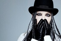 今週の人気の画像10位は「HYDE公式本「THE HYDE」で26のテーマを語り尽くす」より、HYDE（L'Arc-en-Ciel）。