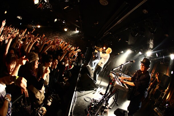 写真は12月23日から25日にかけて下北沢GARDENで行われた年末恒例イベント「EN-MUSUBI」でのPE'Z。