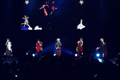 12月24日に東京・東京国際フォーラム ホールAで開催されたSHINeeのライブ「SHOWCASE LIVE」の模様。