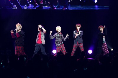12月24日に東京・東京国際フォーラム ホールAで開催されたSHINeeのライブ「SHOWCASE LIVE」の模様。
