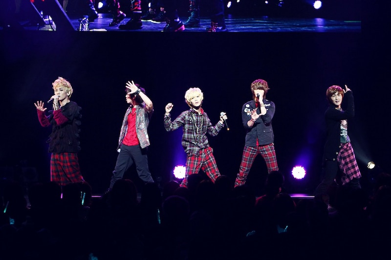 12月24日に東京・東京国際フォーラム ホールAで開催されたSHINeeのライブ「SHOWCASE LIVE」の模様。