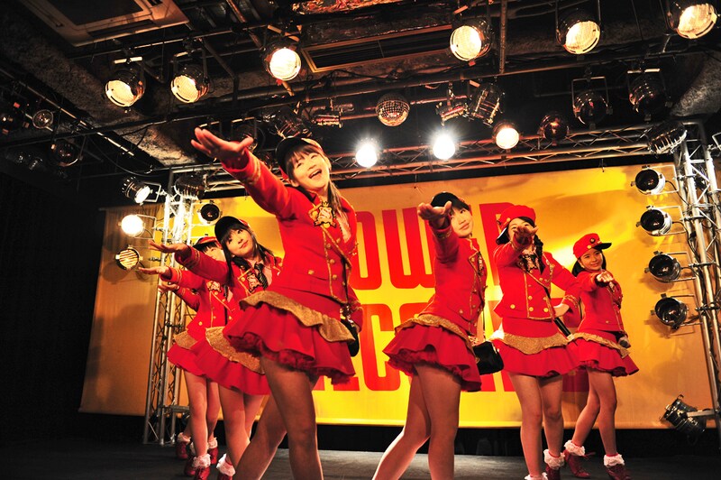 新曲「プリーズ ミニスカ ポストウーマン！」を披露するスマイレージの7人。