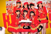 シングル発売日となる明日12月28日は前田憂佳17歳の誕生日。囲み取材の席ではメンバーから内緒で前田へのバースデーケーキが贈られた。
