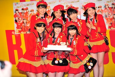 シングル発売日となる明日12月28日は前田憂佳17歳の誕生日。囲み取材の席ではメンバーから内緒で前田へのバースデーケーキが贈られた。