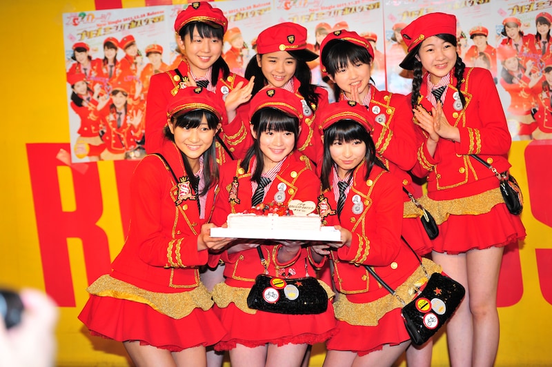 シングル発売日となる明日12月28日は前田憂佳17歳の誕生日。囲み取材の席ではメンバーから内緒で前田へのバースデーケーキが贈られた。