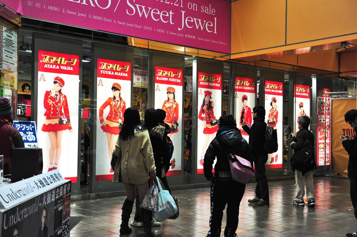 タワーレコード渋谷店入口には現在、スマイレージ7人の巨大POPが掲示されている。