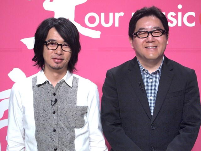 「僕らの音楽」対談収録現場での後藤正文（写真左）と秋元康（右）。