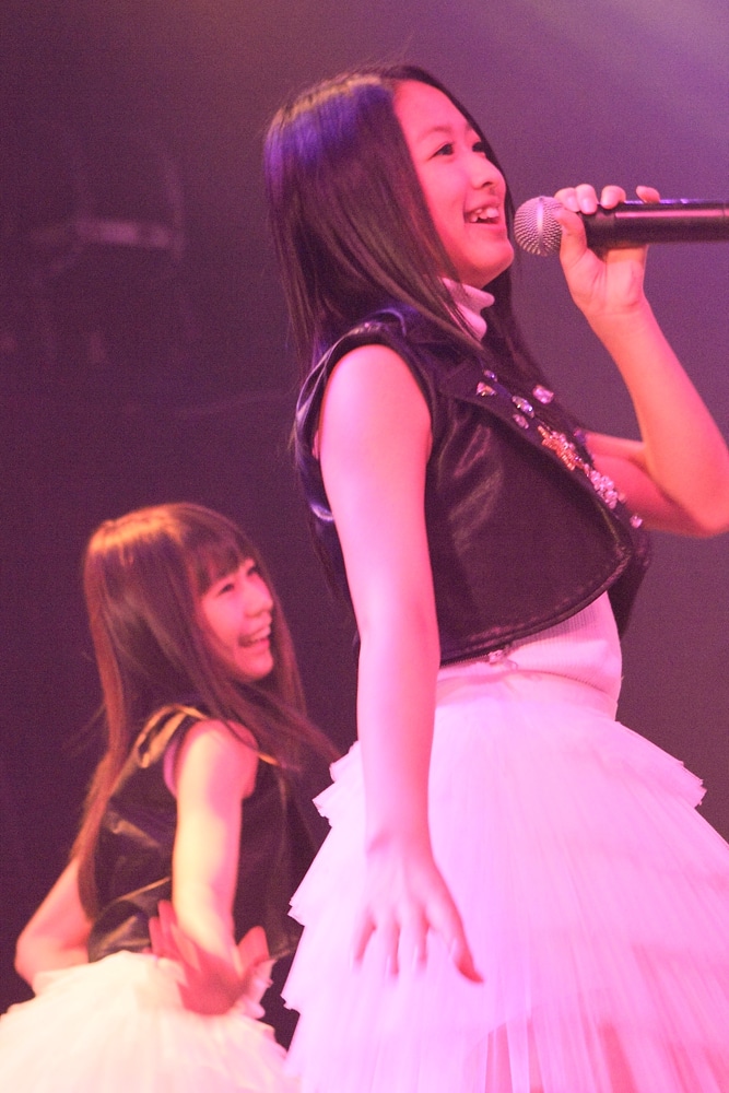 左から庄司芽生、中江友梨（写真は「The PLANET Opening Party Vol.37 （有）申し訳 presents NIIGATA IDOL SUMMIT vol.2」より）。