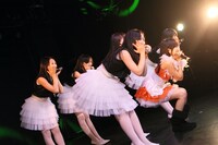 東京女子流と小桃音まい（写真は「The PLANET Opening Party Vol.37 （有）申し訳 presents NIIGATA IDOL SUMMIT vol.2」より）。