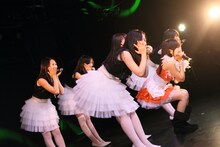 東京女子流と小桃音まい（写真は「The PLANET Opening Party Vol.37 （有）申し訳 presents NIIGATA IDOL SUMMIT vol.2」より）。