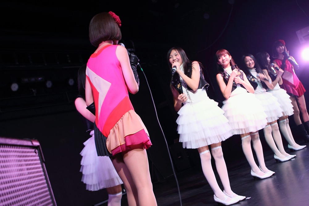 東京女子流とバニラビーンズ（写真は「The PLANET Opening Party Vol.37 （有）申し訳 presents NIIGATA IDOL SUMMIT vol.2」より）。