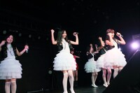 東京女子流とバニラビーンズ（写真は「The PLANET Opening Party Vol.37 （有）申し訳 presents NIIGATA IDOL SUMMIT vol.2」より）。