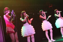 東京女子流とバニラビーンズ（写真は「The PLANET Opening Party Vol.37 （有）申し訳 presents NIIGATA IDOL SUMMIT vol.2」より）。