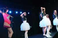 東京女子流とバニラビーンズ（写真は「The PLANET Opening Party Vol.37 （有）申し訳 presents NIIGATA IDOL SUMMIT vol.2」より）。