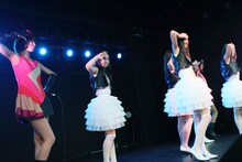 東京女子流とバニラビーンズ（写真は「The PLANET Opening Party Vol.37 （有）申し訳 presents NIIGATA IDOL SUMMIT vol.2」より）。