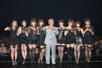 SDN48のメンバーに囲まれご満悦のみのもんた（写真中央）。