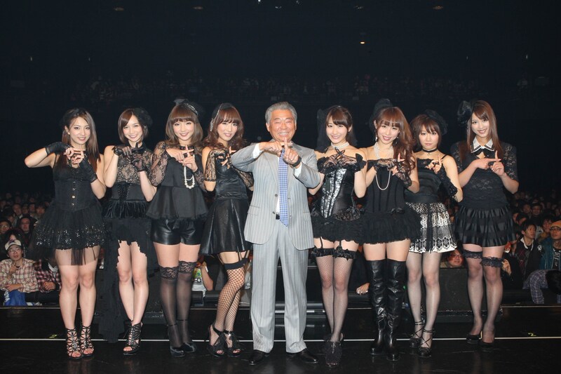 SDN48のメンバーに囲まれご満悦のみのもんた（写真中央）。