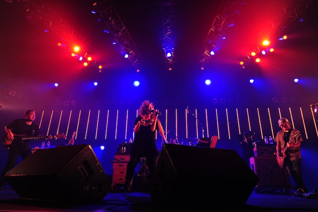 写真は本日の「COUNTDOWN JAPAN 11/12」でのSHAKALABBITSのライブより。左からYOSUKE（B）、UKI（Vo）、MAH（Dr）、TAKE-C（G）。