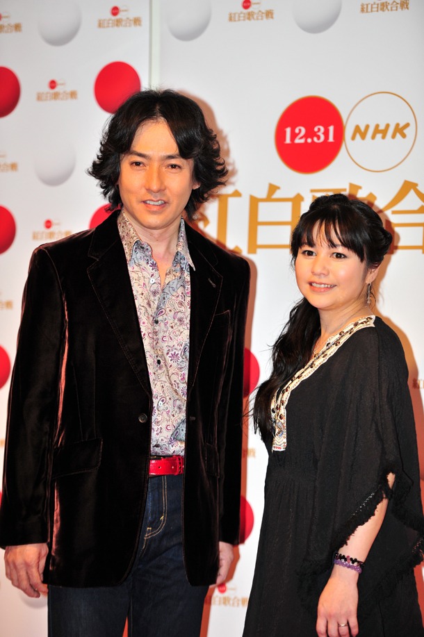 秋川雅史（写真左）と夏川りみ（右）。