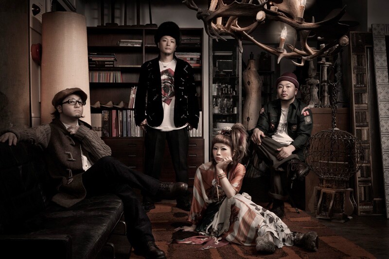 SHAKALABBITS。写真一番右がこのたび加入したYOSUKE(B)。