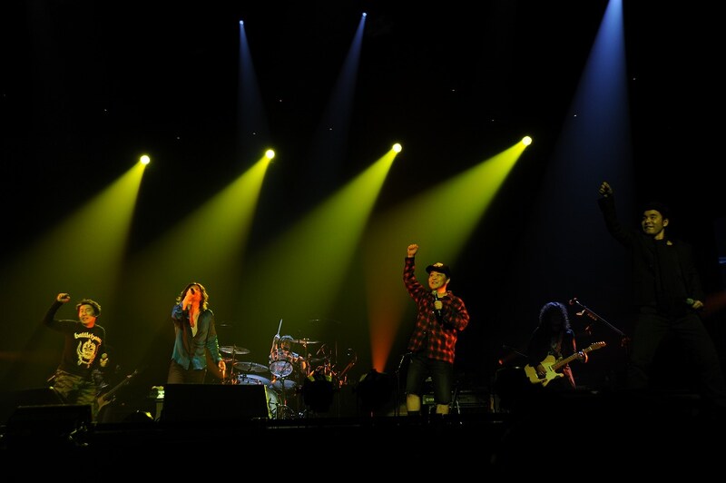 ダチョウ倶楽部と一緒に「マサユメ」を歌う吉井和哉。