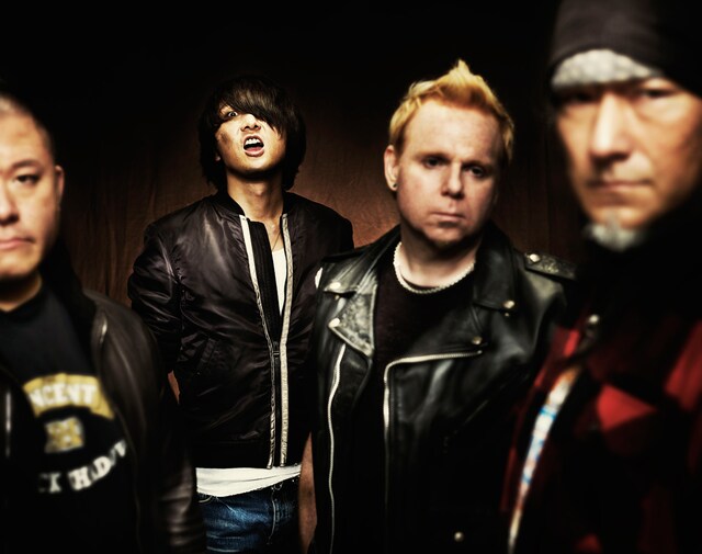 今回の発表にあわせ、Jの最新アーティスト写真も公開。