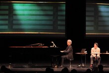 坂本龍一（左）と小沼純一（右）。