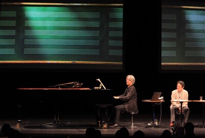 坂本龍一（左）と小沼純一（右）。