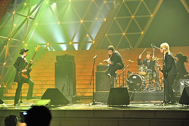 本番さながらの熱演で最終調整を行った猪苗代湖ズ。