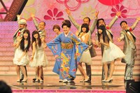 川中美幸のリハーサルの模様。バックダンサーを務める華やかなメンツにも注目だ。