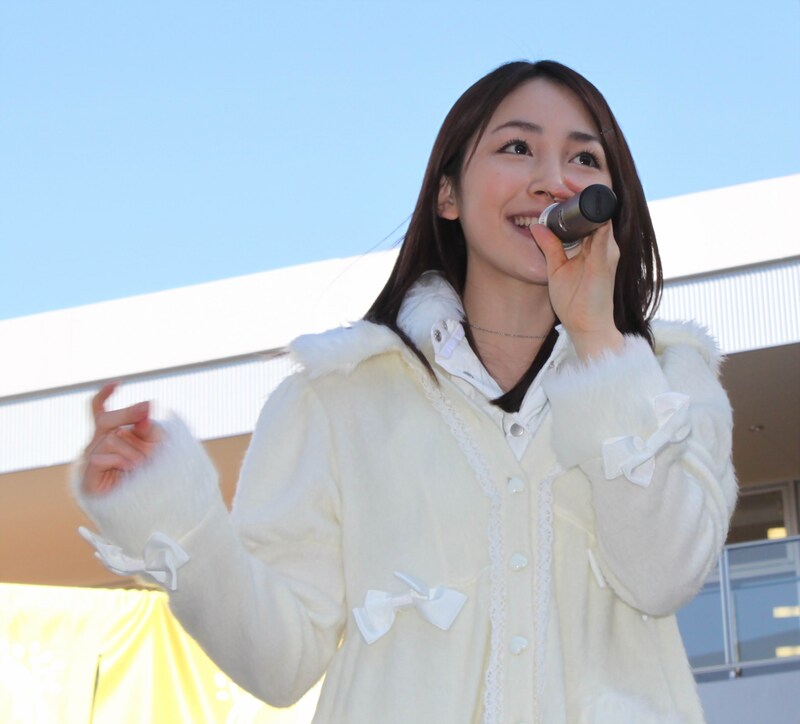 写真はミニライブの様子。