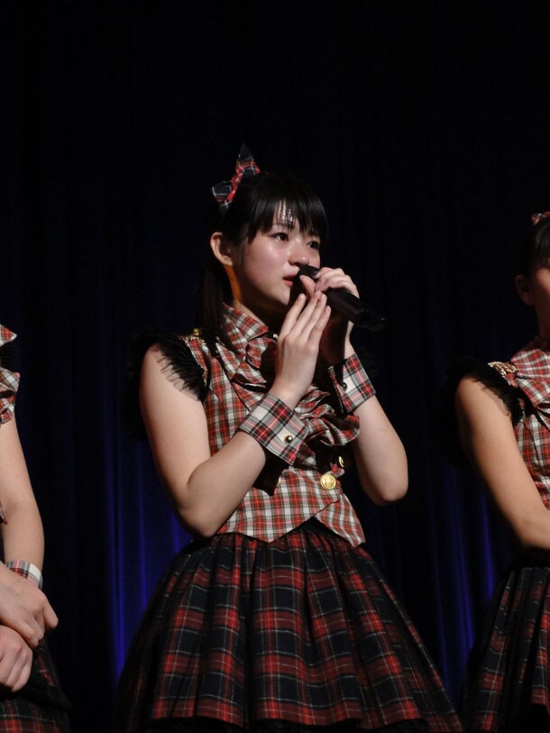 集まったファンに涙を浮かべながら卒業の挨拶をする前田憂佳。