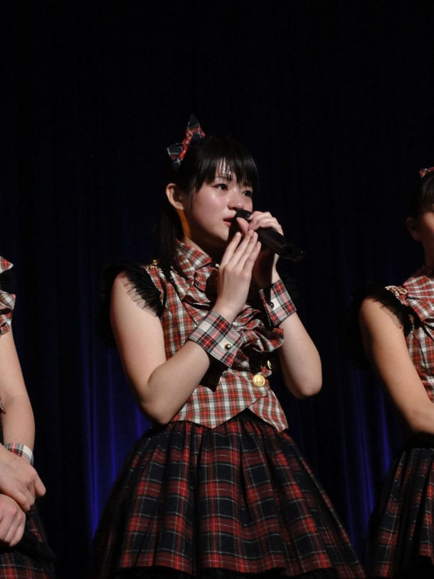 集まったファンに涙を浮かべながら卒業の挨拶をする前田憂佳。